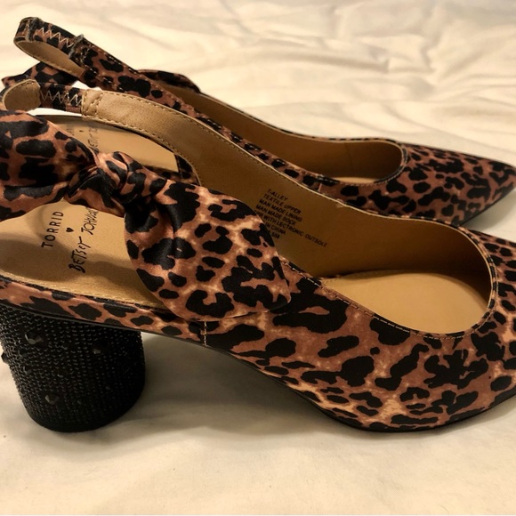 Betsey Johnson Leopard Pointed Toe Cylinder Heel - Picture 2 of 5